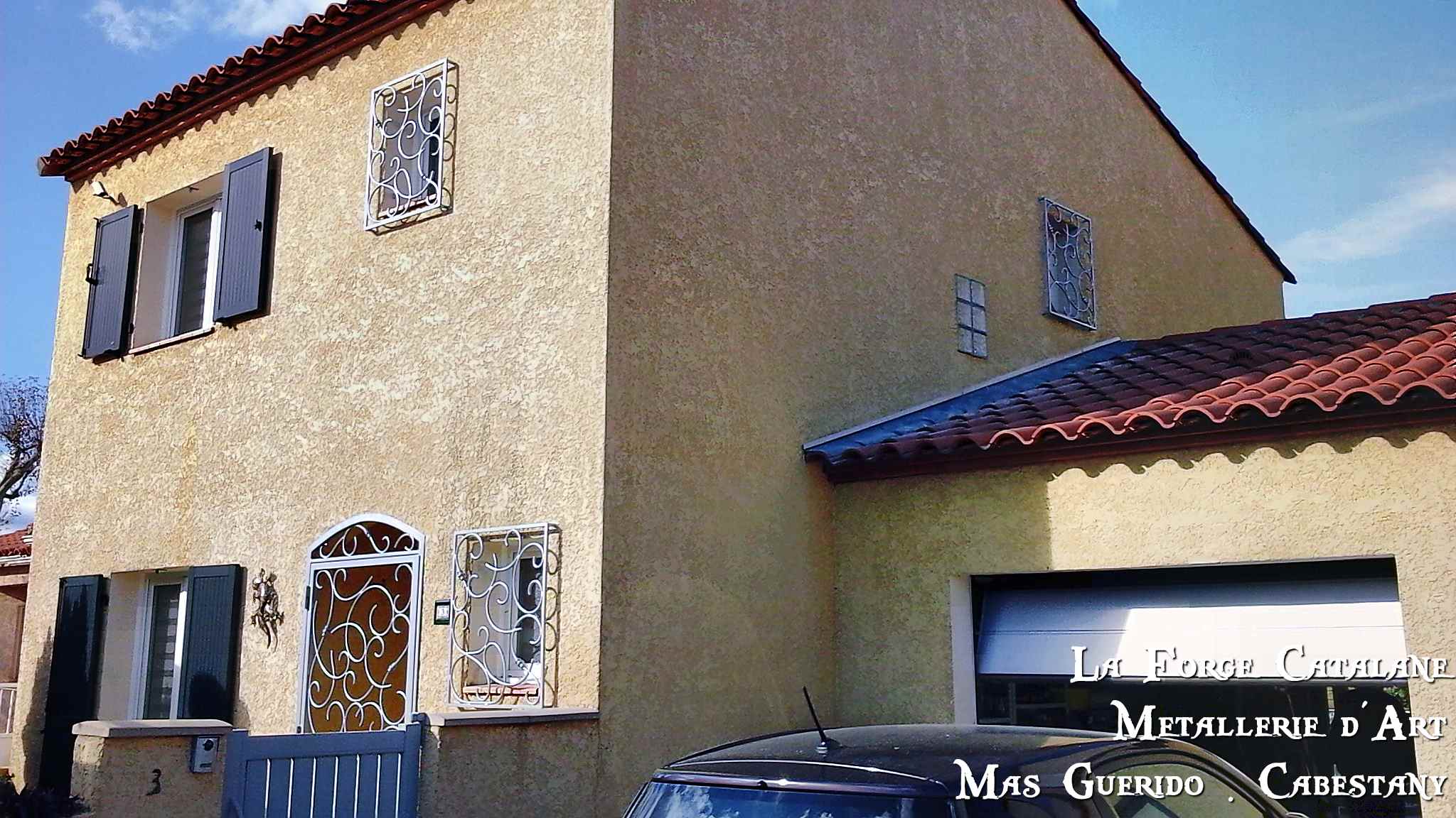 grilles fixes et articulee fer rond cintre entremele bagues fer forge catalane cabestany.jpg